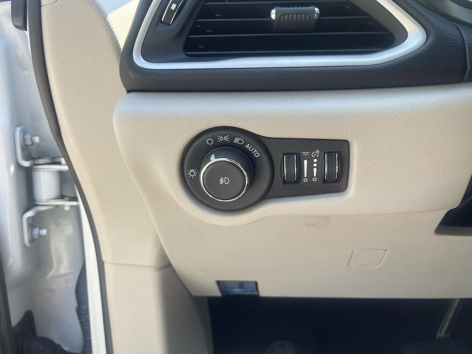 Used 2023 Bright White Clearcoat Chrysler Touring L image 29
