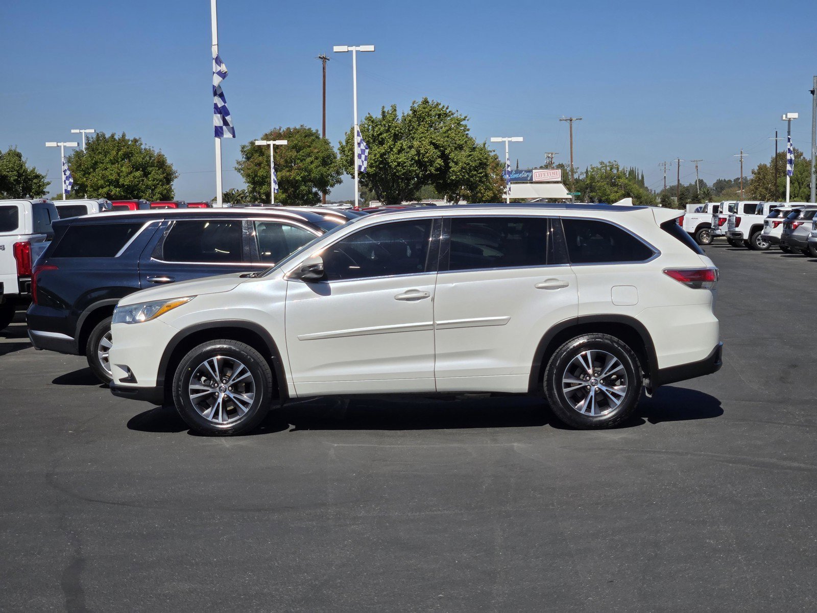 Used 2016 White Toyota XLE image 7
