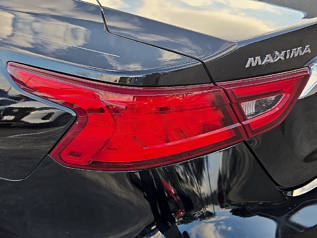 Used 2018 Black Nissan Platinum image 9