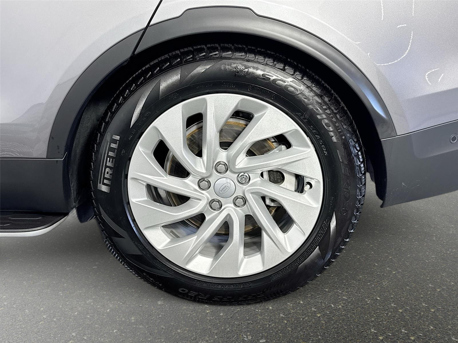 Used 2024 Gray Land Rover S image 33