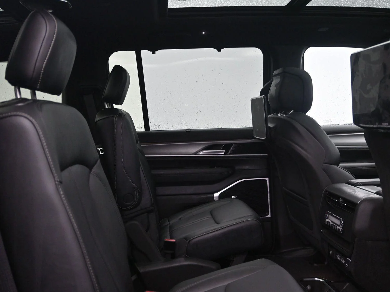 New 2026 Baltic-Gray Metallic Clear-Coat Exterior Paint Jeep Limited Reserve image 12