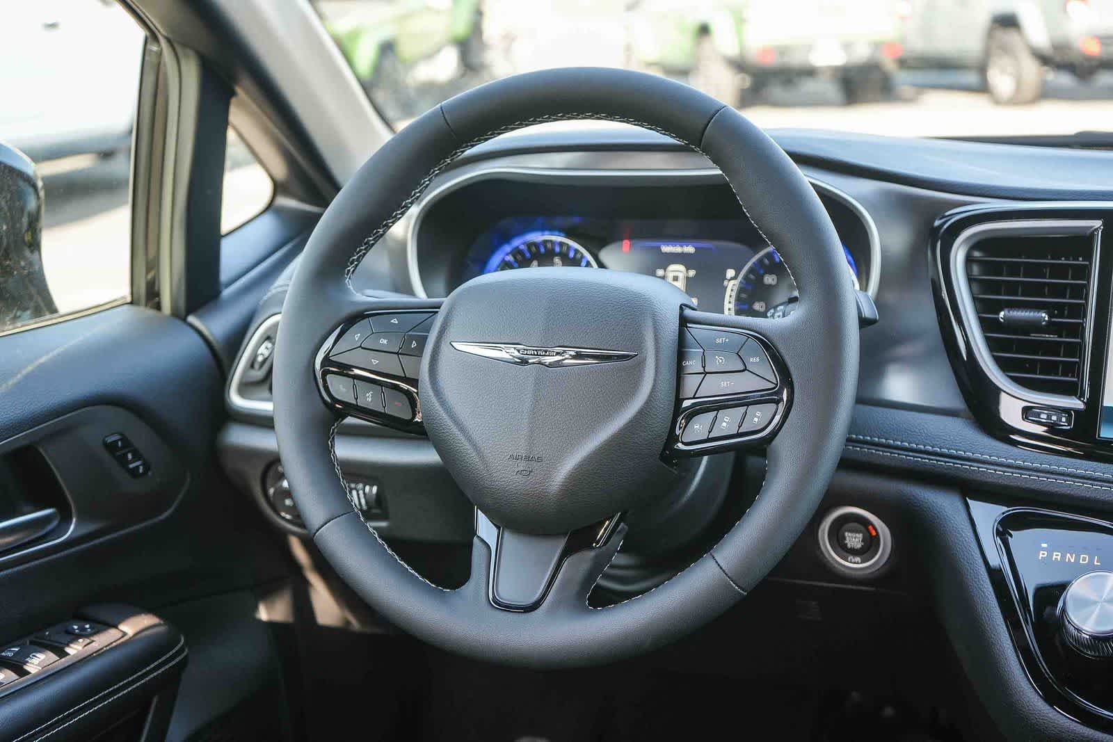 New 2026 Diamond Black Crystal Pearl-Coat Exterior Paint Chrysler Select image 17