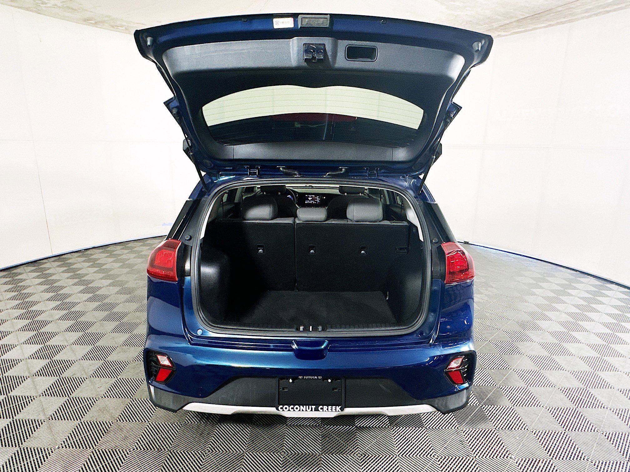 Used 2022 Deep Cerulean Kia LX image 30