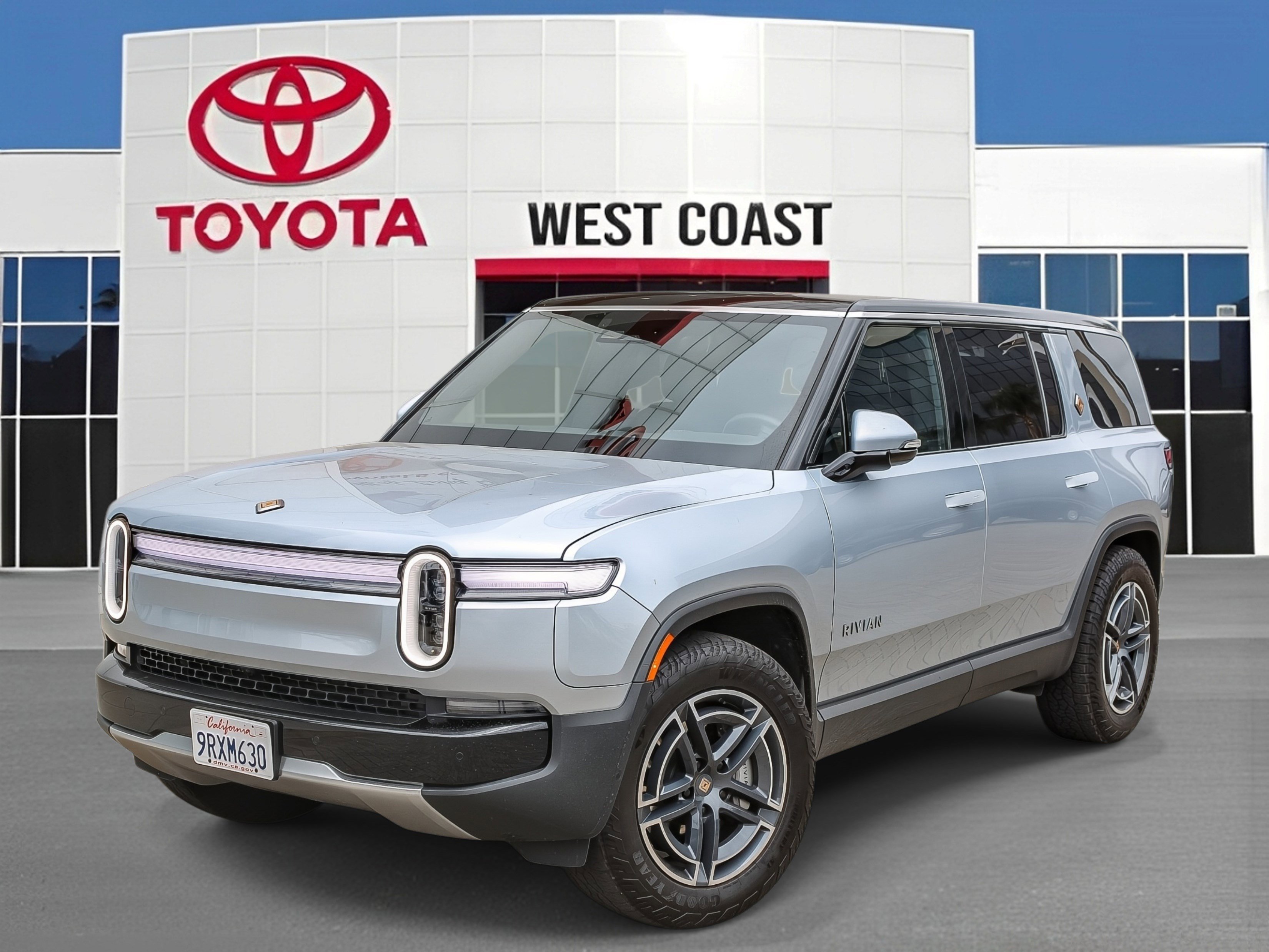 2025 Rivian R1S Adventure Dual Standard's photo