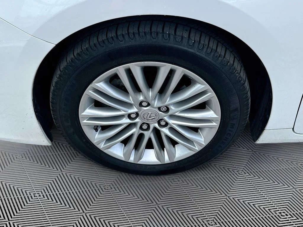 Used 2016 White Lexus 350 image 32