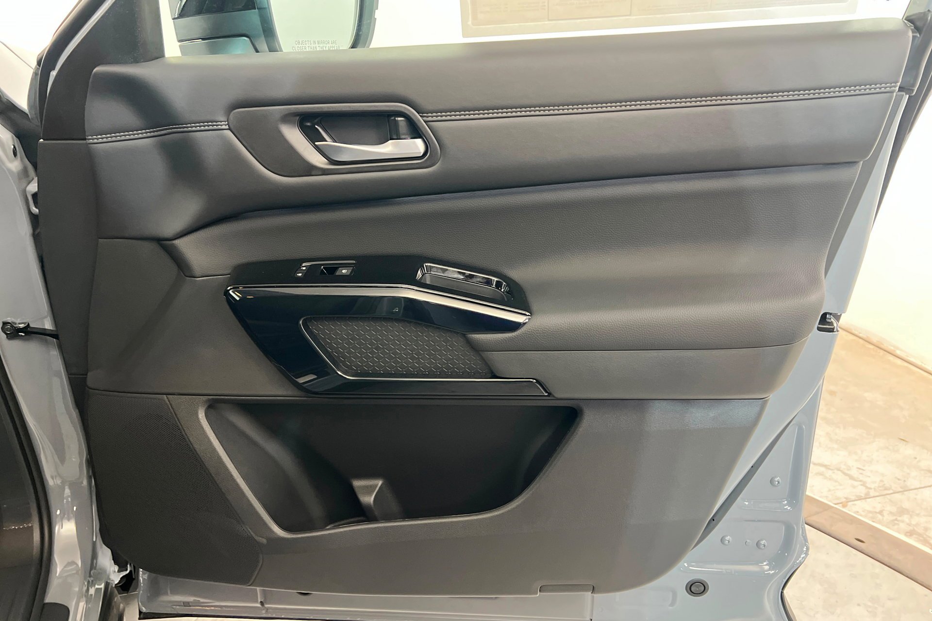 New 2026 Boulder Gray Pearl / Super Black Two-tone Nissan Platinum image 25