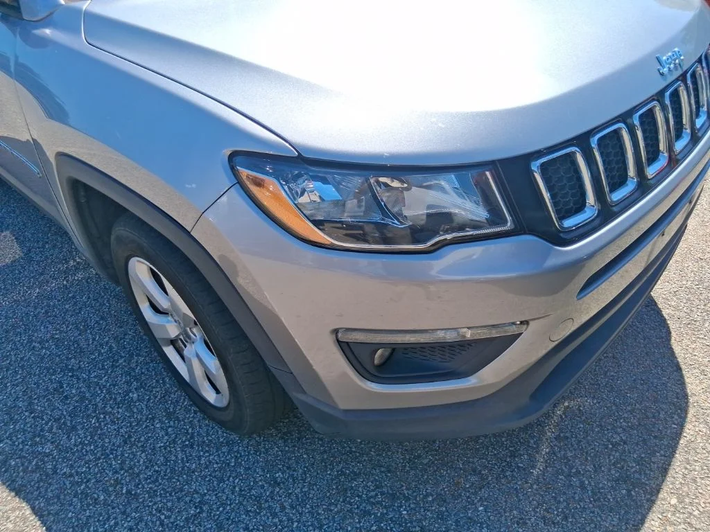Used 2019 Silver Jeep Latitude image 12