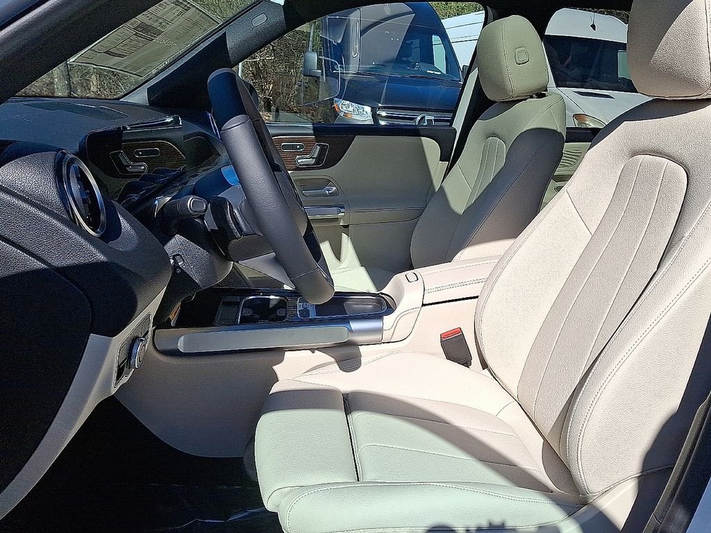 New 2026 Polar White Mercedes-Benz GLB 250 image 10