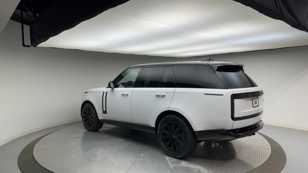 Used 2023  Land Rover SE image 6