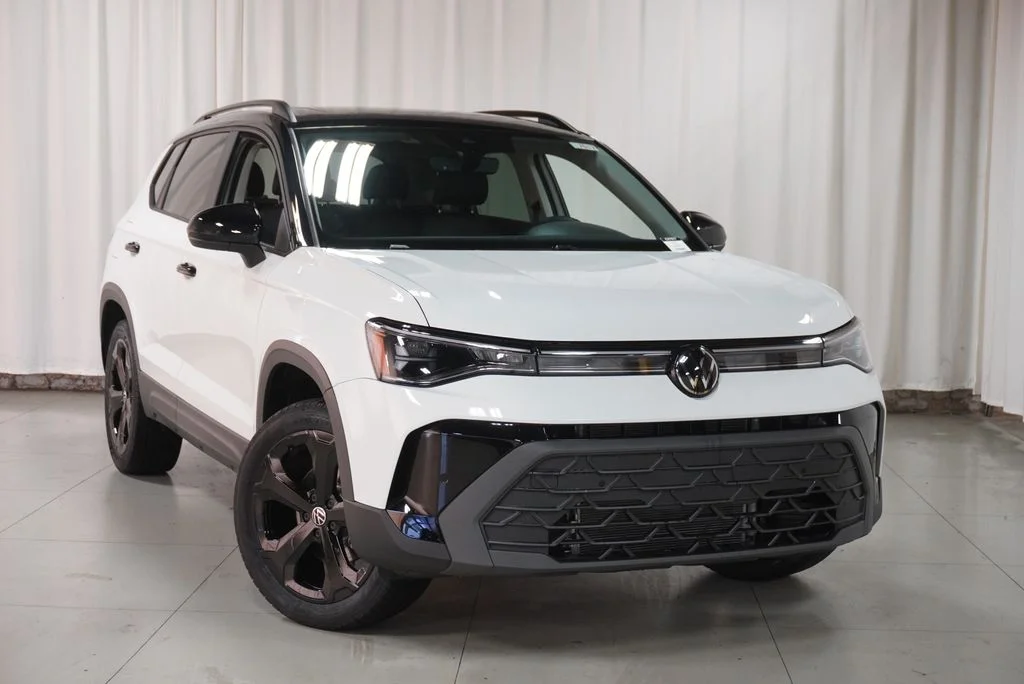 New 2027 Pure White w/Deep Black Roof Volkswagen 1.5T SE Black image 4