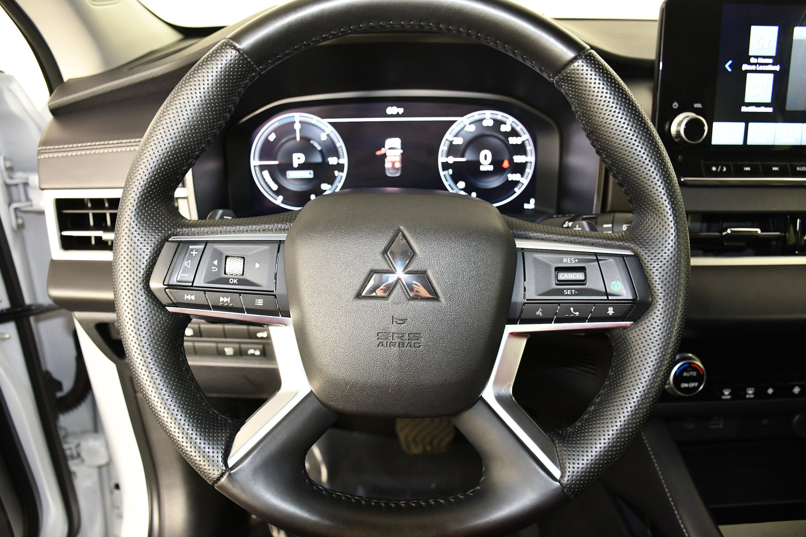 Certified Used 2024 White Diamond Mitsubishi SE image 12