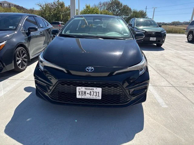 Used 2025  Toyota SE image 2