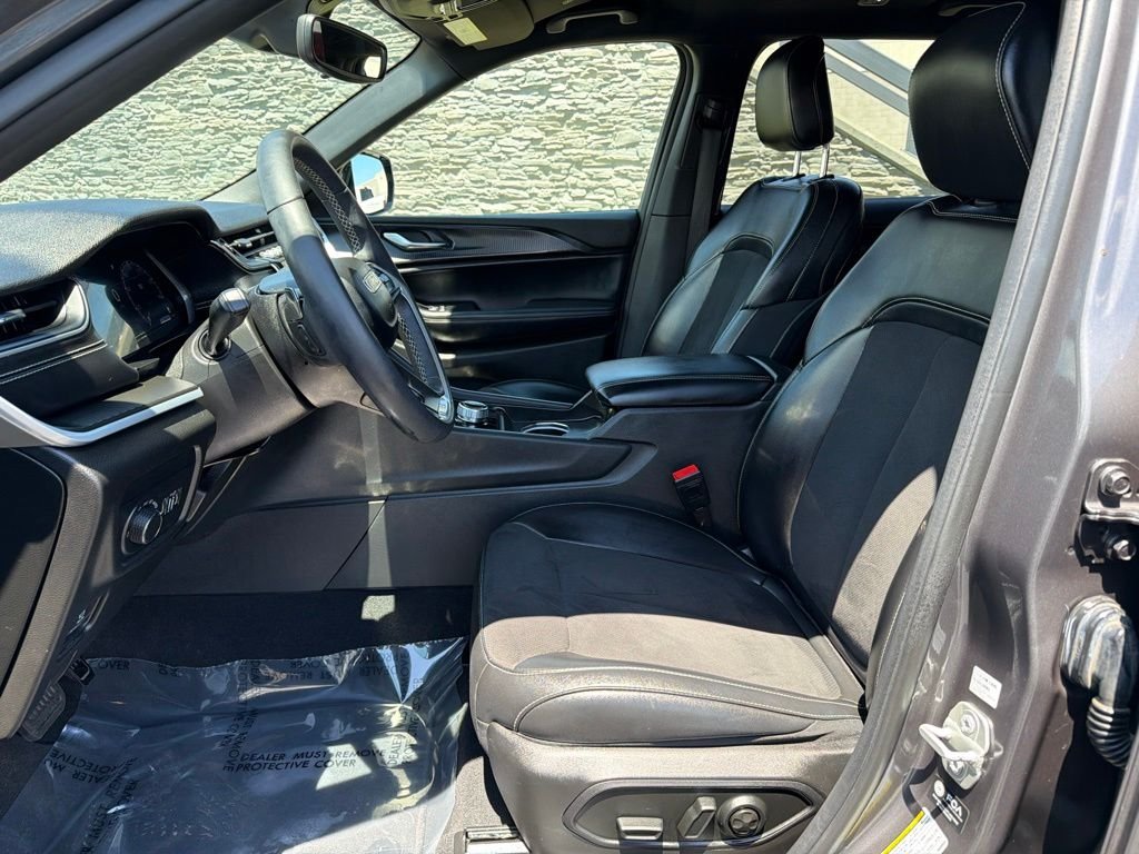 Used 2024 Gray Jeep Altitude image 10
