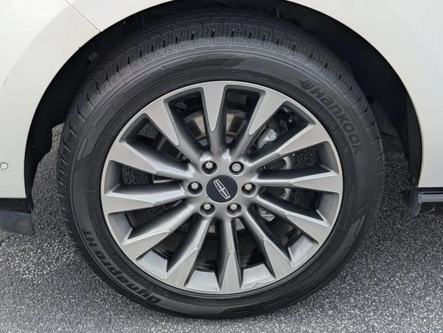 Used 2020 White Lincoln Reserve image 13