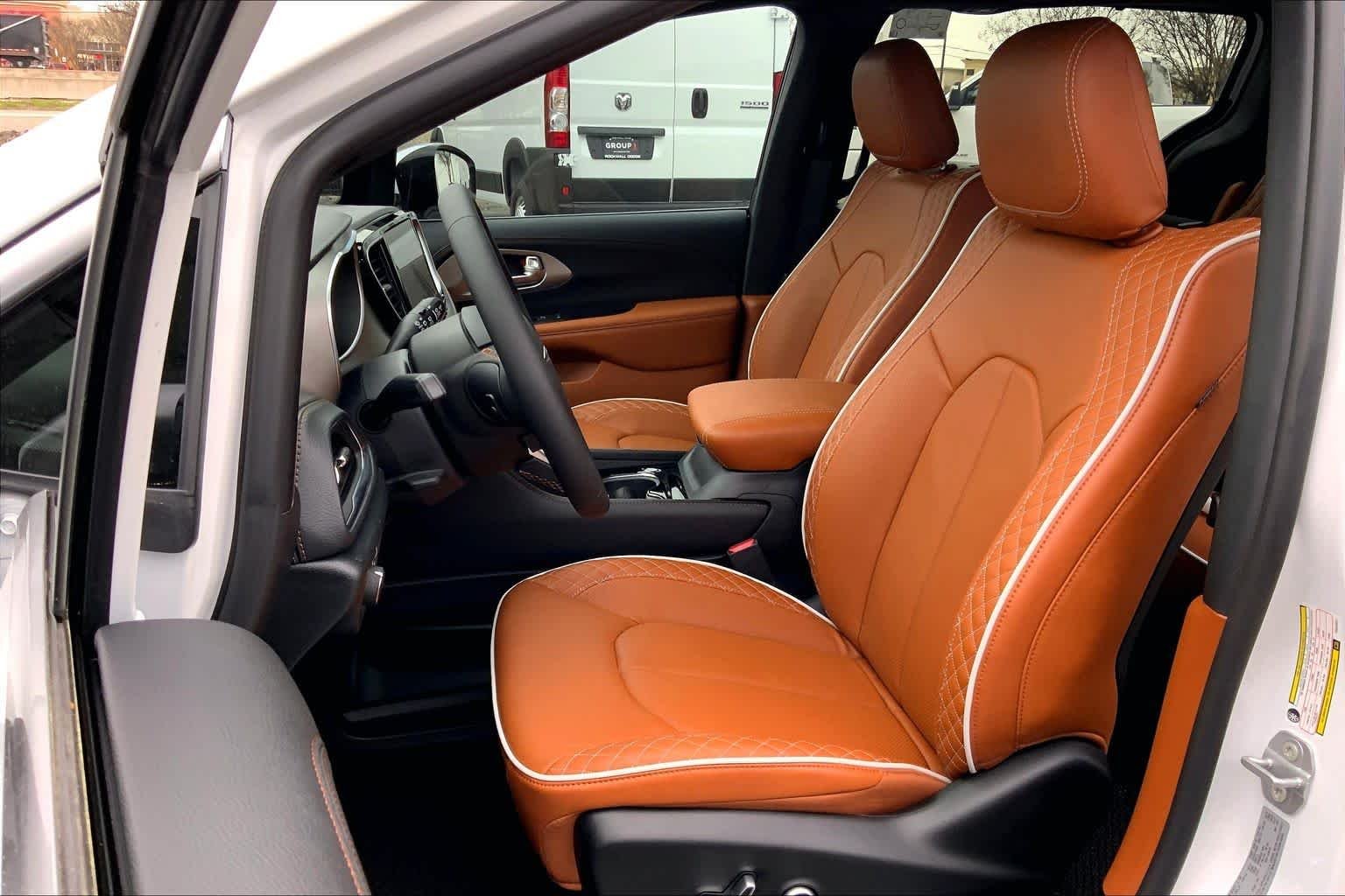 New 2026 Bright White Clear-Coat Exterior Paint Chrysler Pinnacle image 7