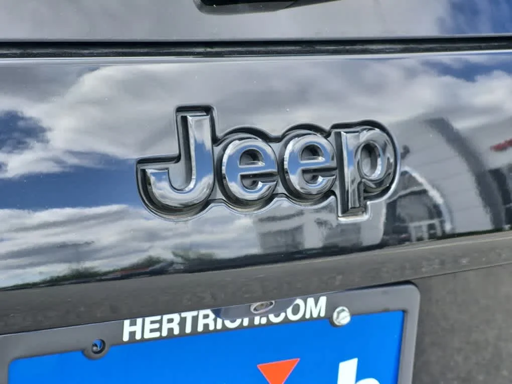Used 2023 Diamond Black Crystal Pearlcoat Jeep Altitude Lux image 20