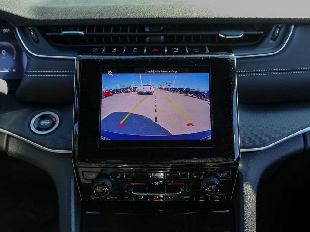 New 2026 Diamond Black Crystal Pearl-Coat Exterior Paint Jeep Laredo image 29