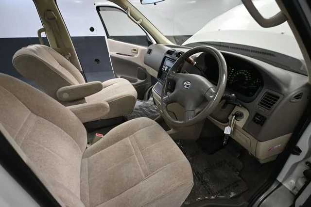 Used 1999 White Toyota Limited image 33