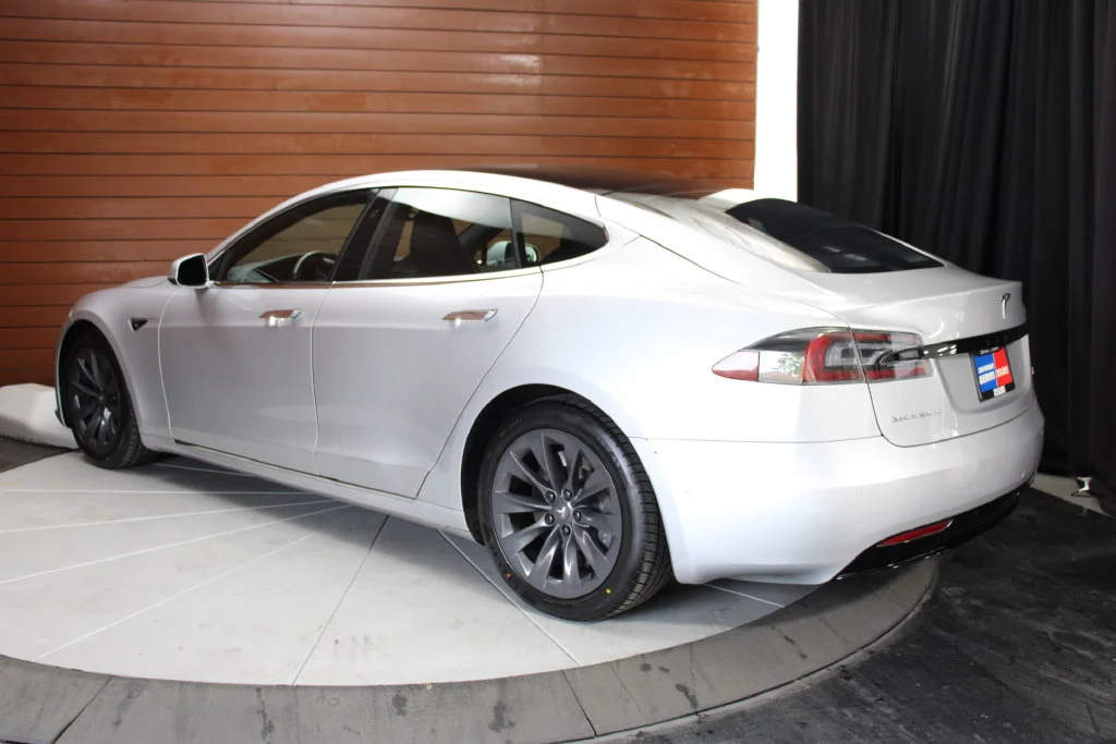 Used 2018 Obsidian Black Metallic Tesla  image 8