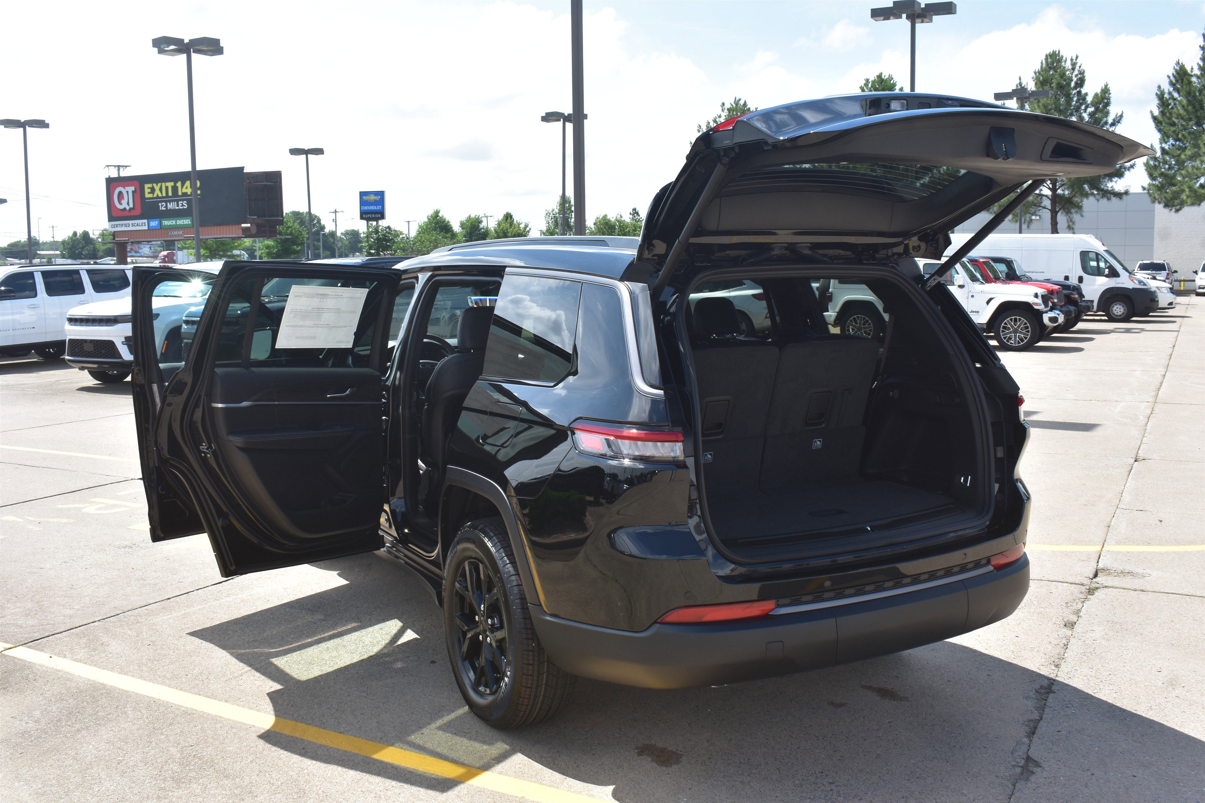 New 2026 Diamond Black Crystal Pearl-Coat Exterior Paint Jeep Laredo Altitude image 16