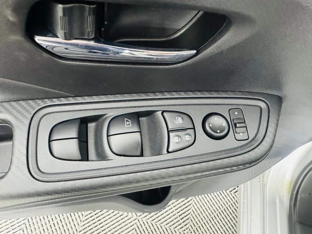 Used 2025 Silver Nissan 1.6 SV image 7