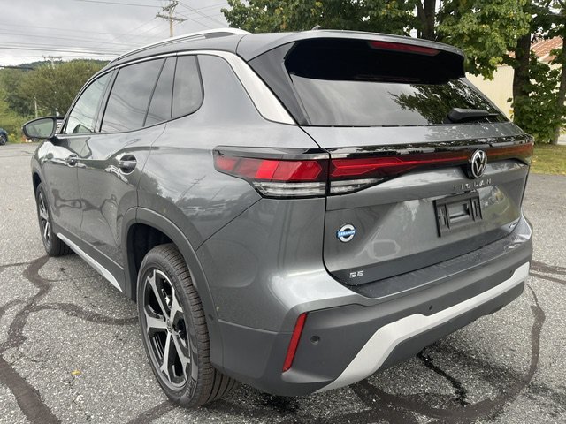 New 2026 Platinum Gray Metallic Volkswagen 2.0T SE image 2