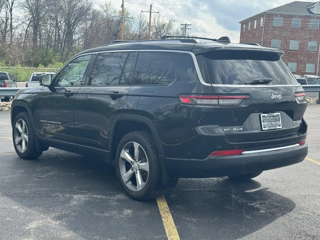 Used 2022 Diamond Black Crystal Pearl Coat Jeep Limited image 9