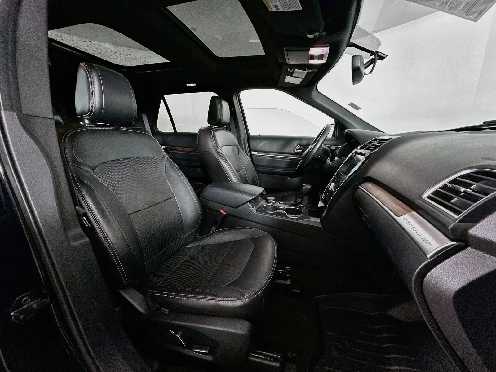 Used 2018 Shadow Black Ford Limited image 32