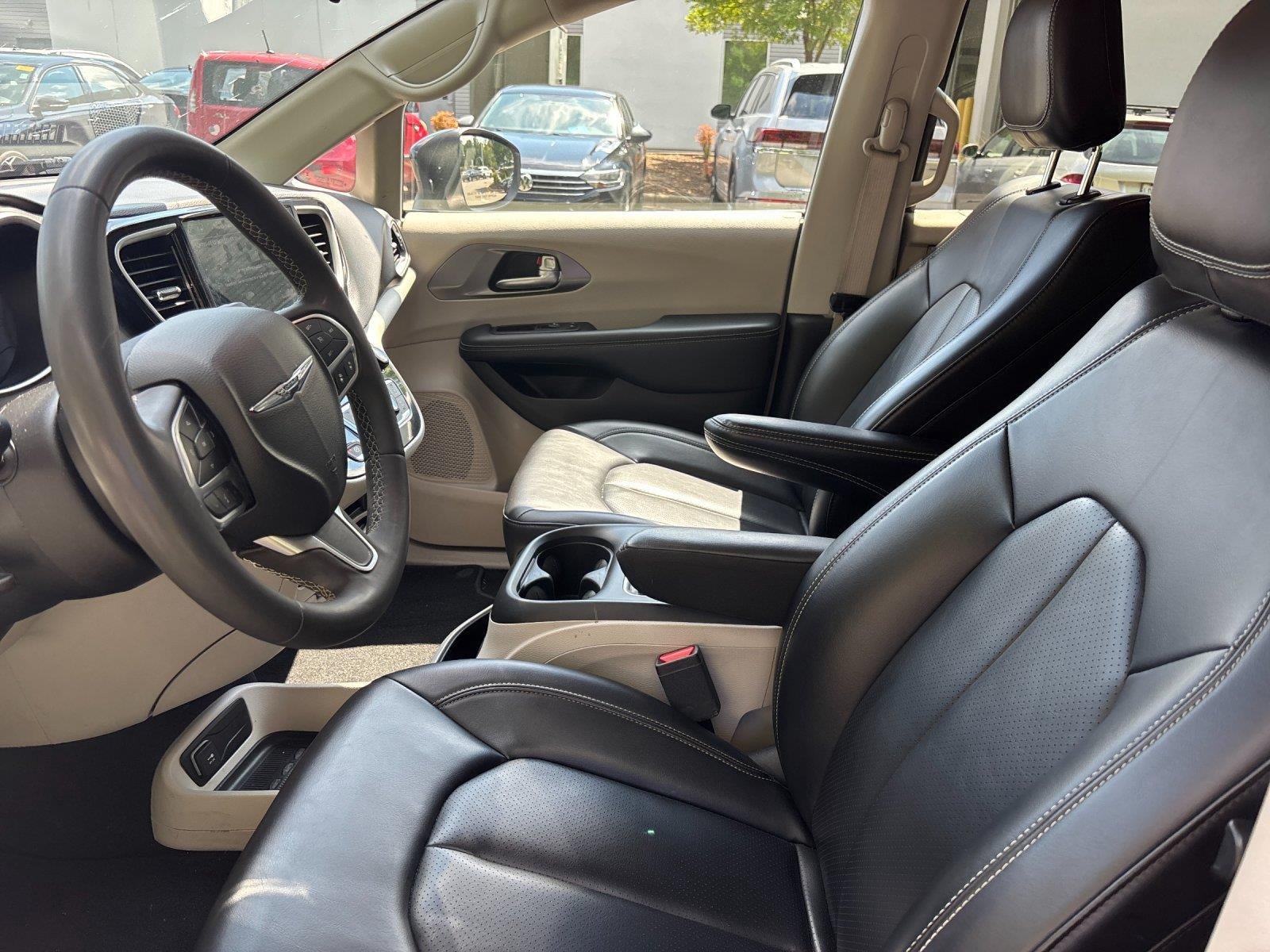 Used 2023 Brilliant Black Crystal Pearlcoat Chrysler Touring L image 14