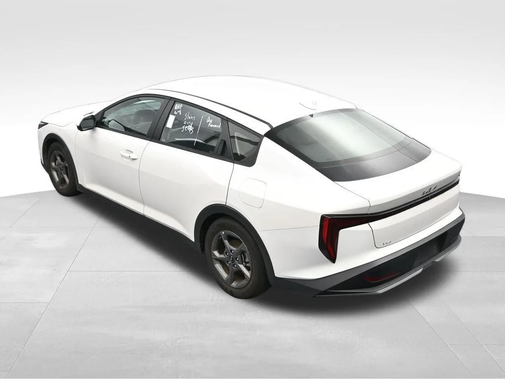 2025 Kia K4 LXS - Photo 30