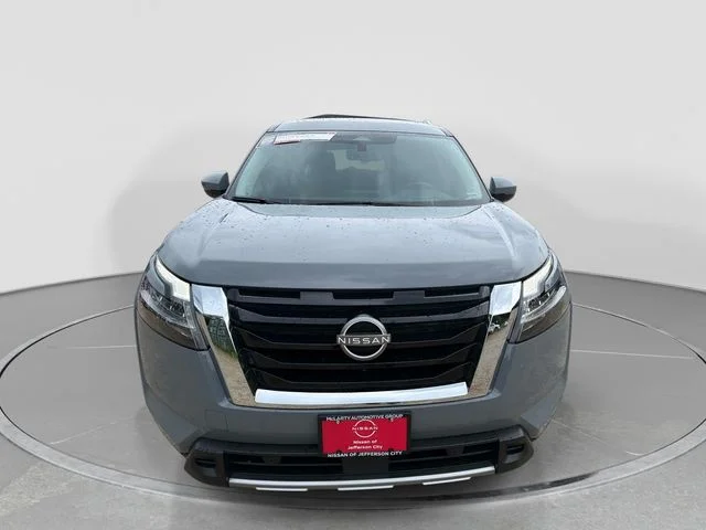 Used 2023 Gray Nissan Platinum image 9