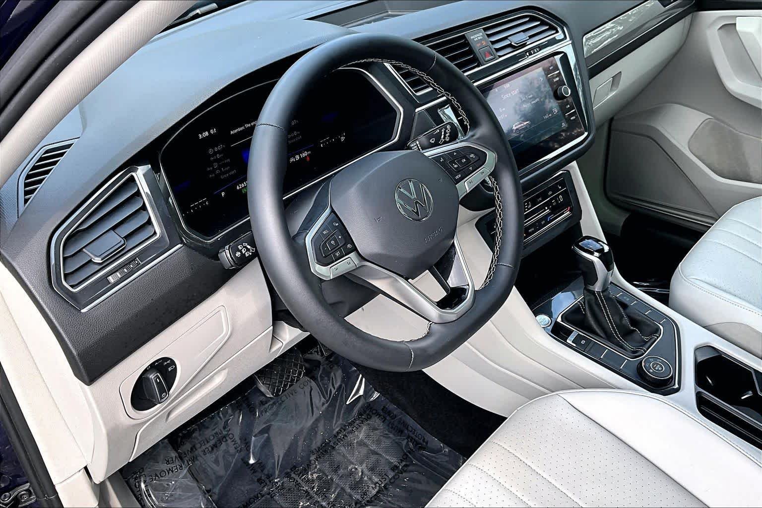 Used 2022 Atlantic Blue Metallic Volkswagen SE image 18