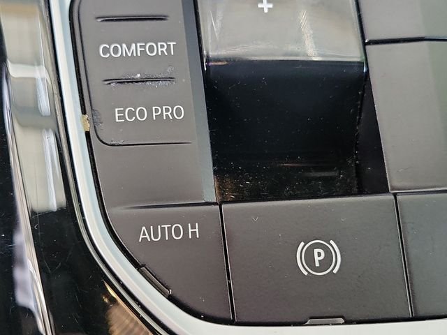 Used 2022 White BMW sDrive30i image 18