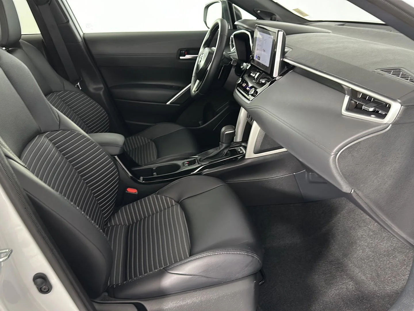 Used 2025 Wind Chill Pearl Toyota XSE image 25
