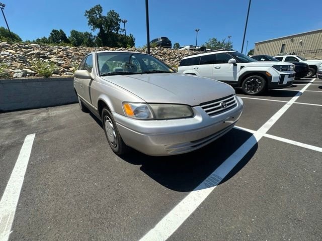 Used 1999 Gold Toyota LE image 1