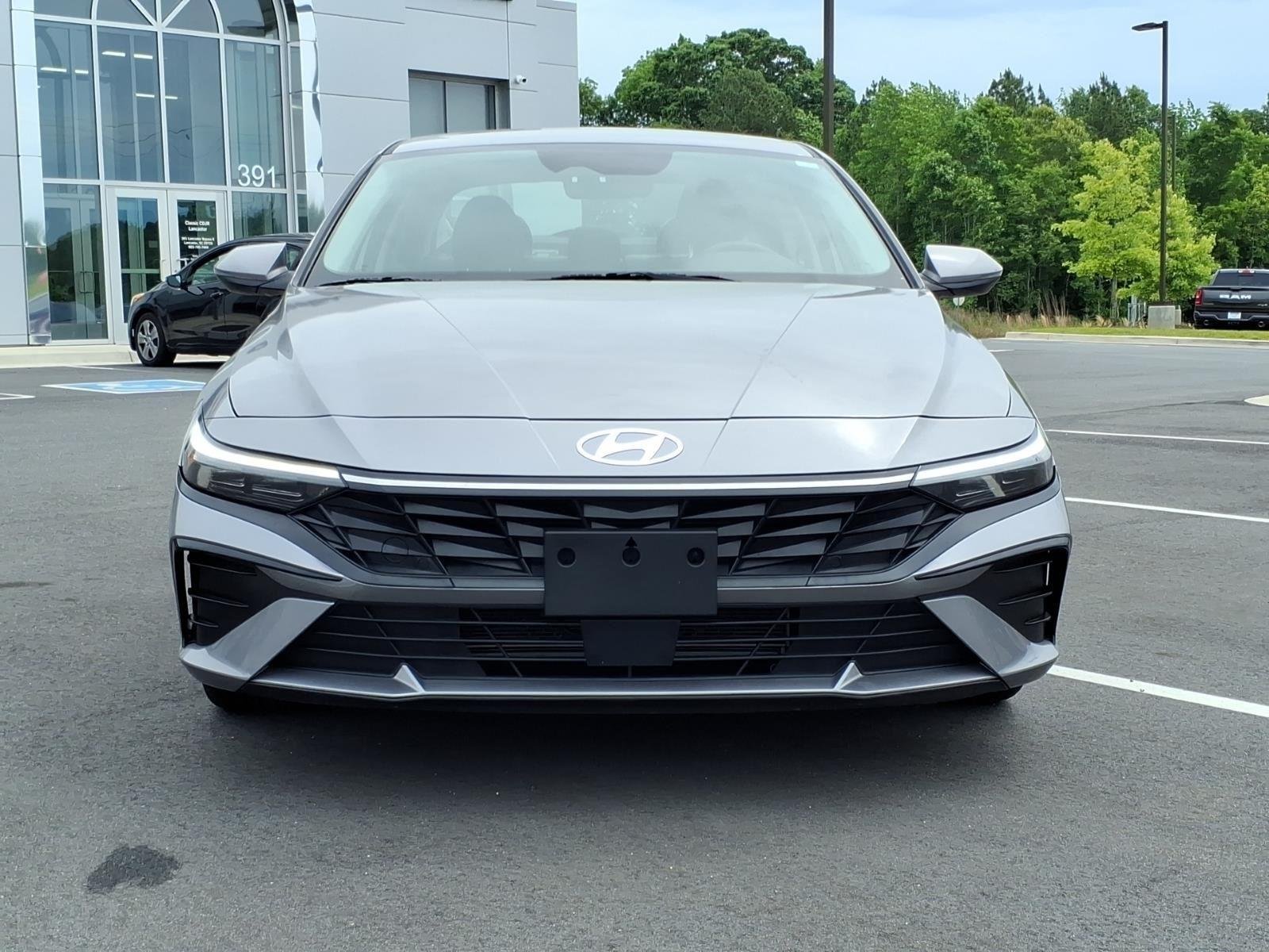 Used 2025 Fluid Metal Hyundai Limited image 14