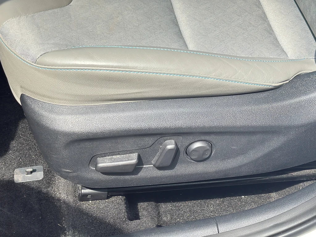 Used 2019 White Kia EX image 18