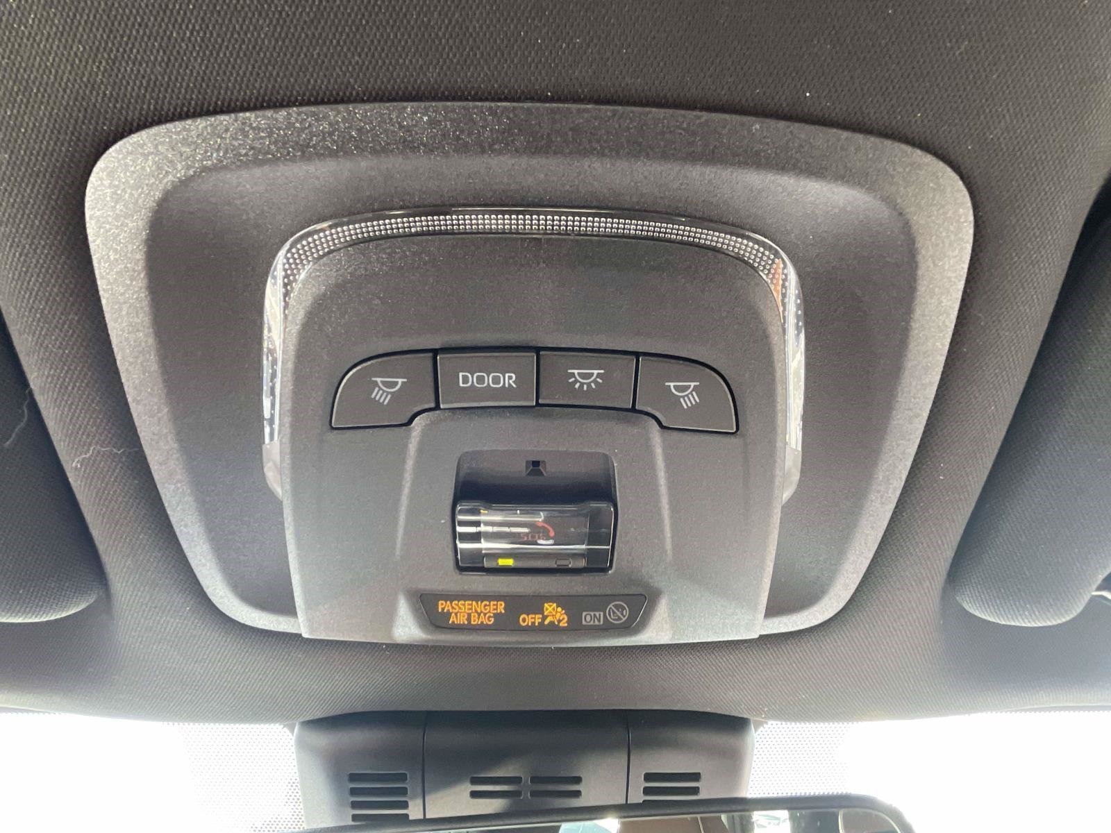 Used 2025 Oxygen White Toyota XLE image 33