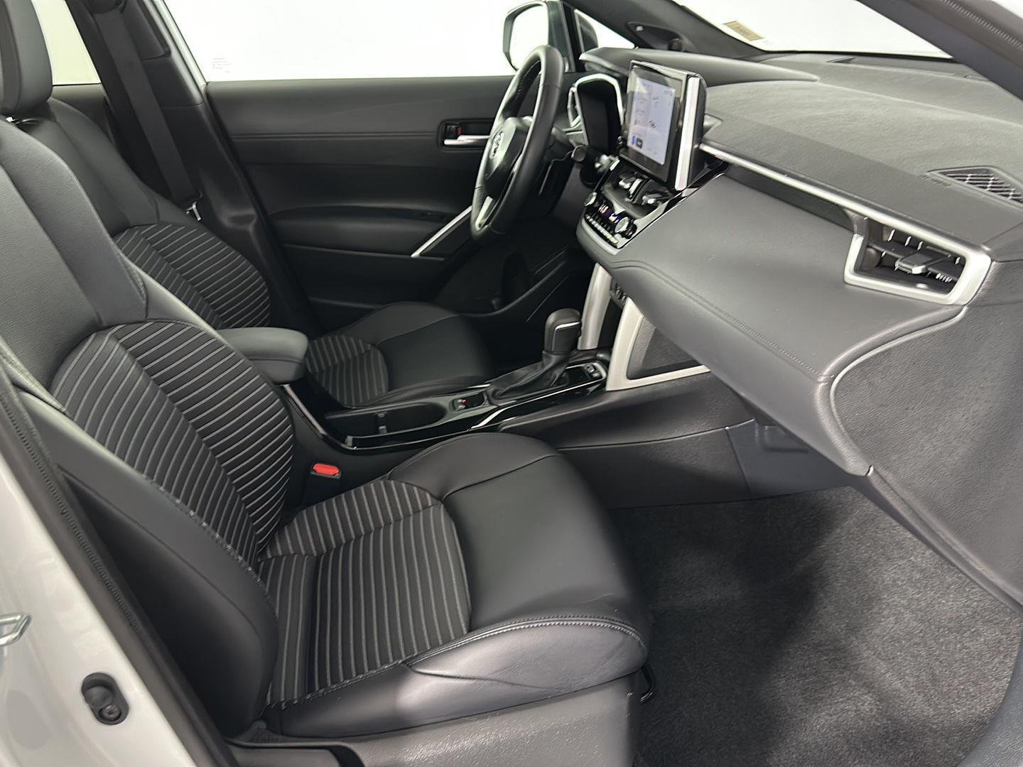 Used 2025 Wind Chill Pearl Toyota XSE image 25