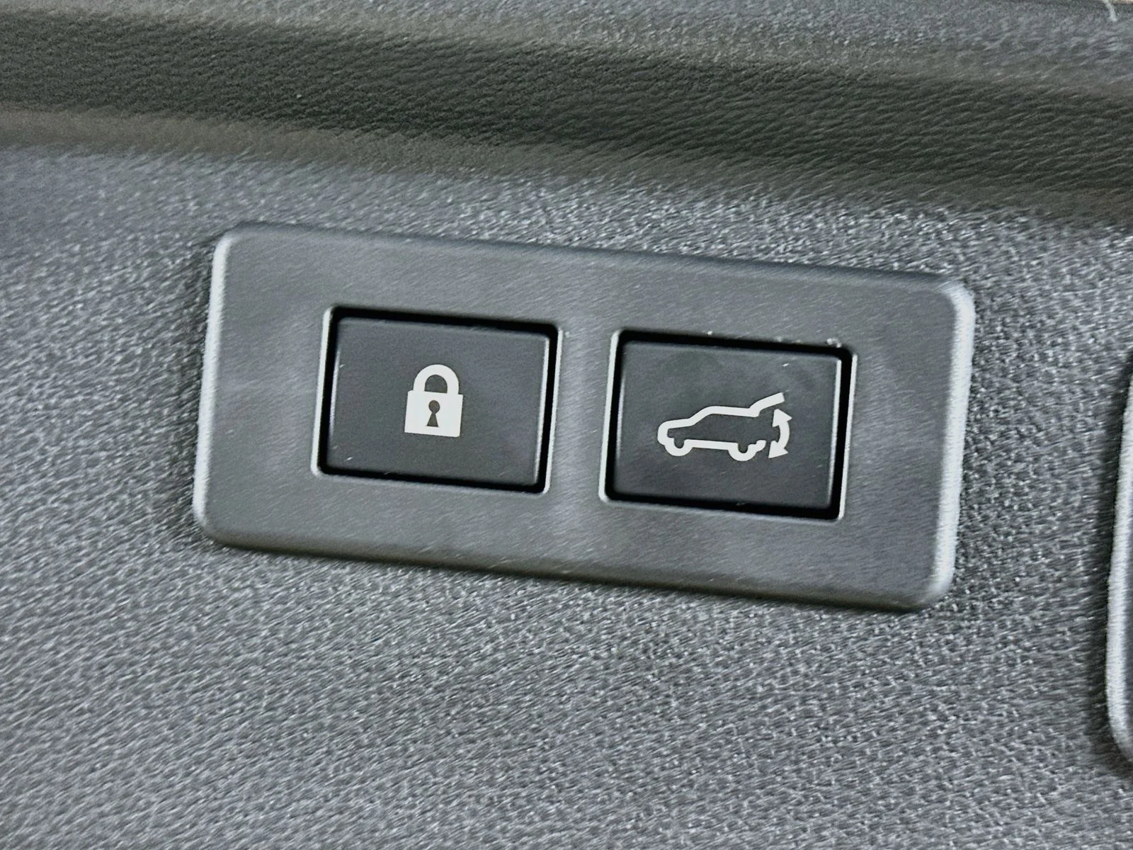 Used 2024 White Subaru  image 39
