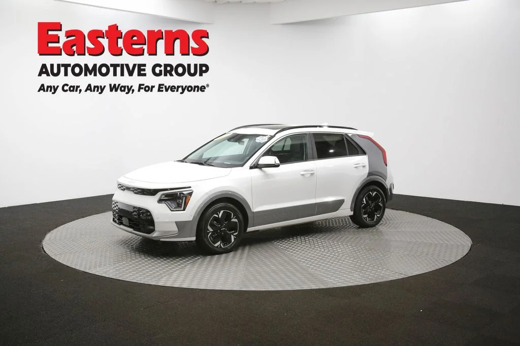 Used 2023 White Kia Wave image 59