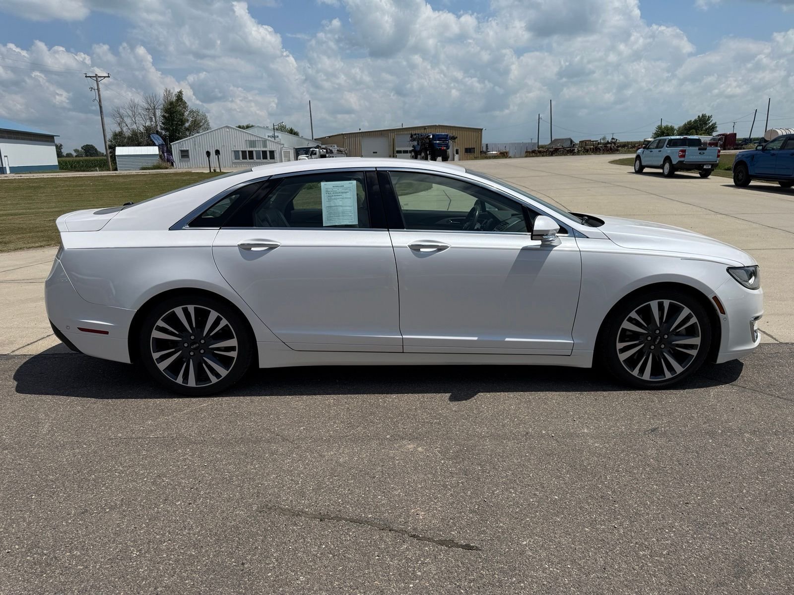 Used 2017 White Platinum Clearcoat Metallic Lincoln Reserve image 9