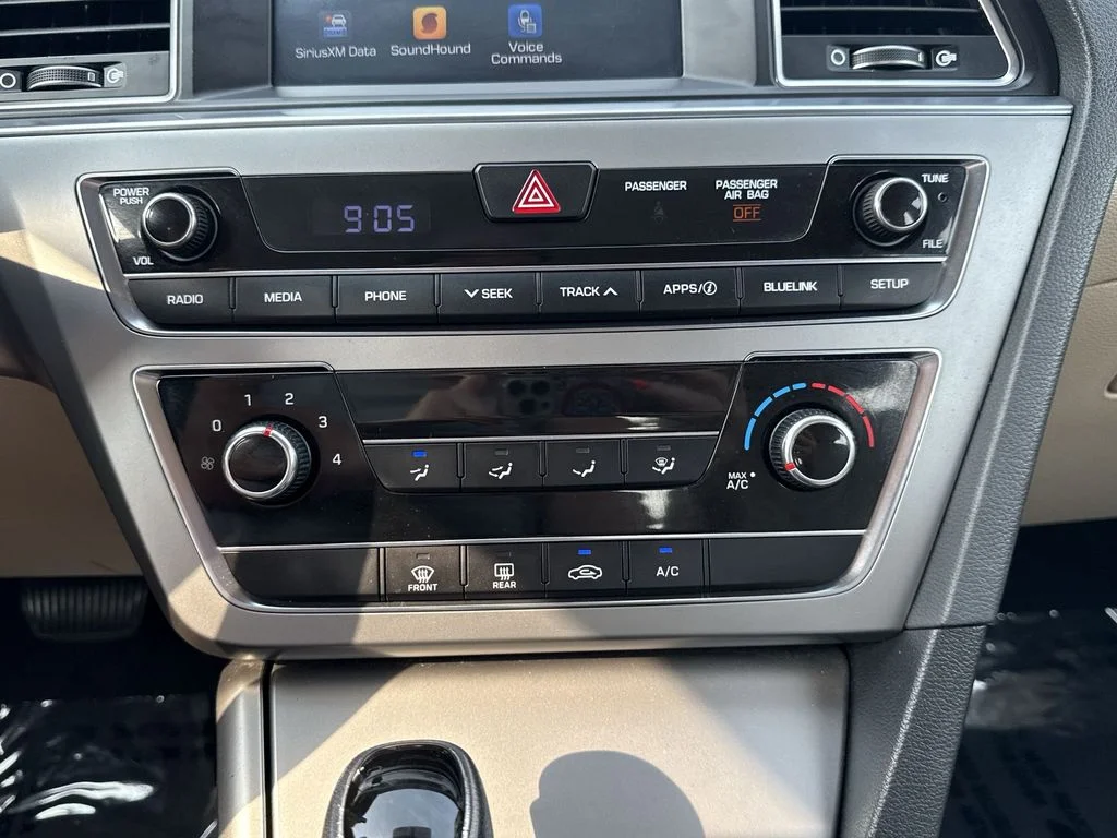 Used 2017 Black Hyundai SE image 19