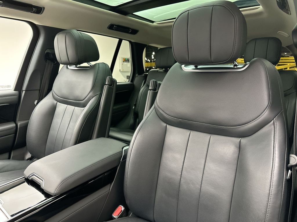 Used 2023  Land Rover SE image 22