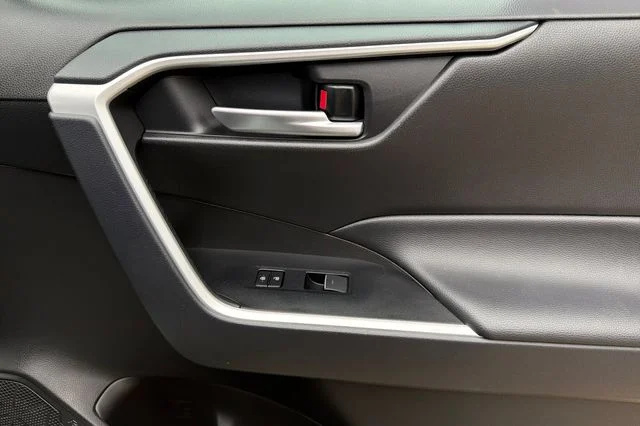 2025 Toyota RAV4 XLE - Photo 21