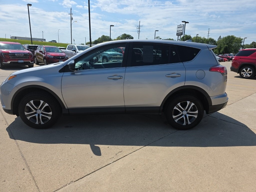 2018 Toyota RAV4 LE photo 3
