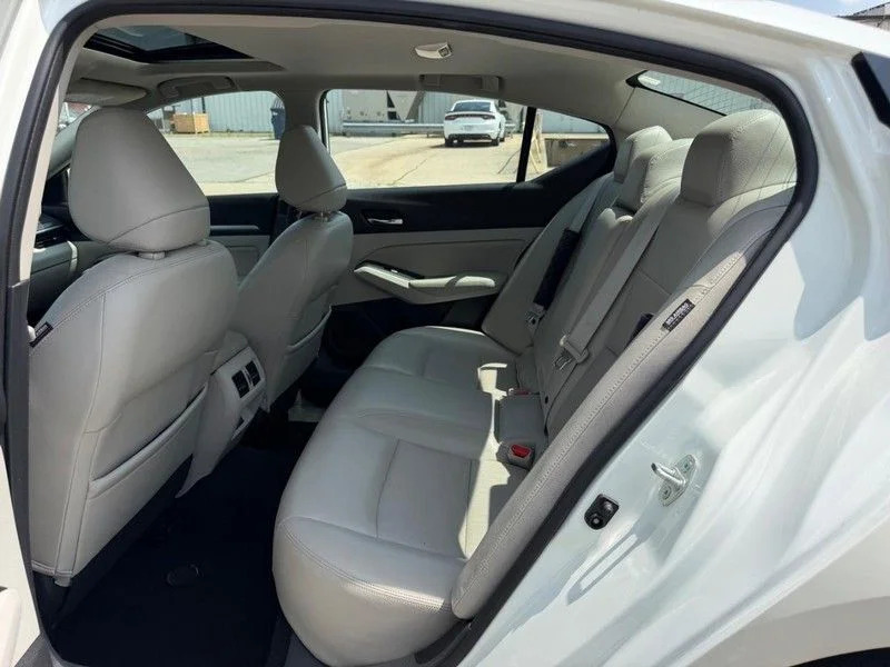 Used 2019 White Nissan 2.5 Platinum image 7