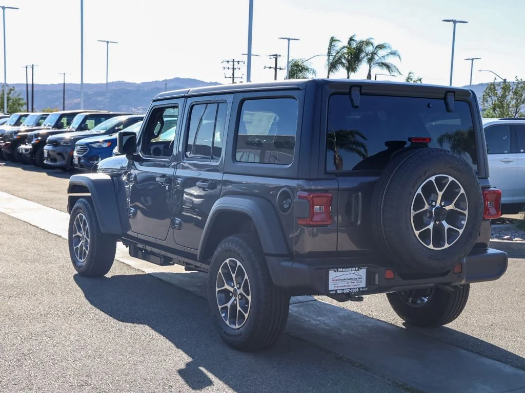 New 2026 Granite Crystal Metallic Clear-Coat Exterior Paint Jeep Unlimited Sport S image 5