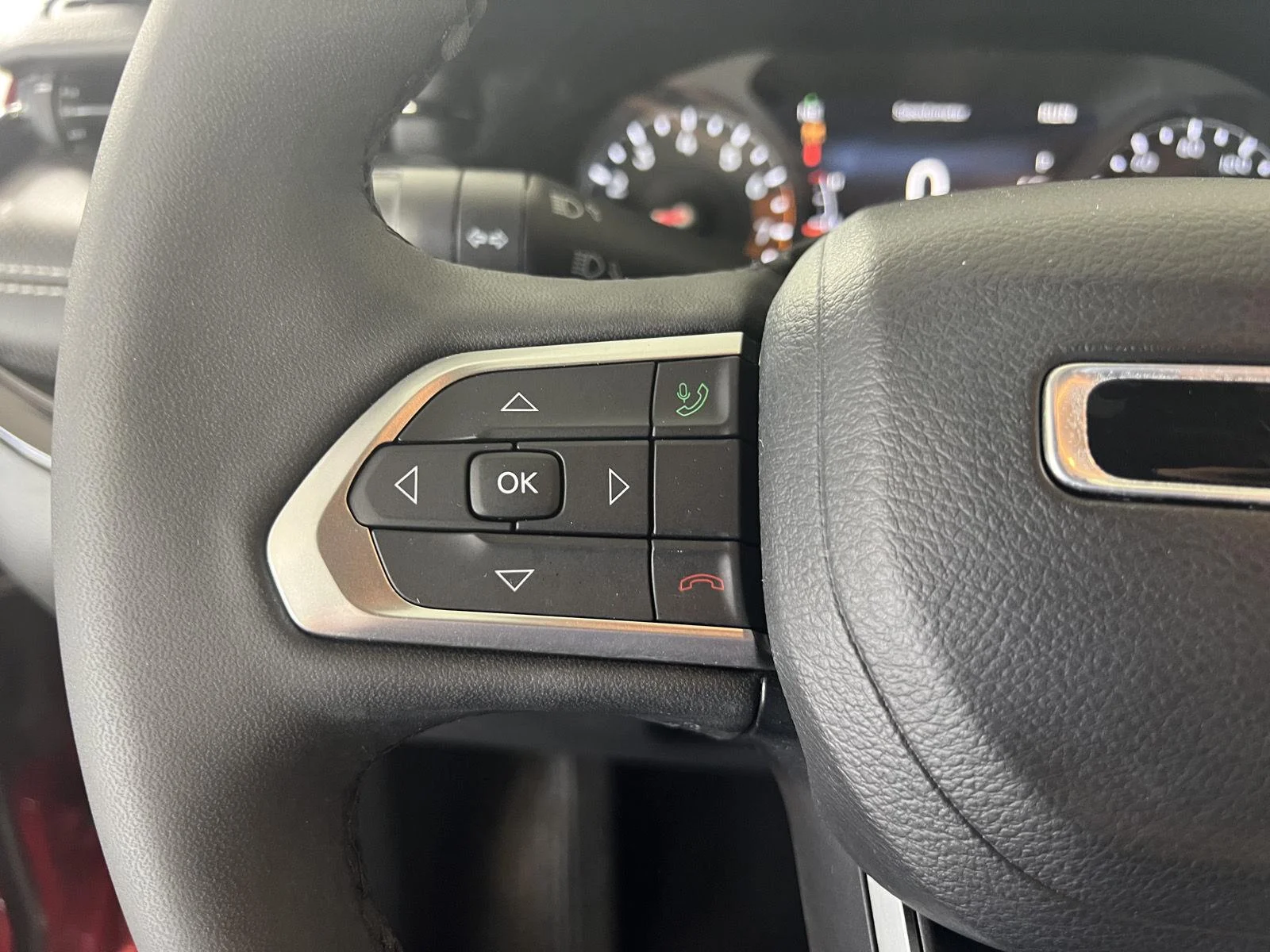 Used 2023  Jeep Altitude image 9