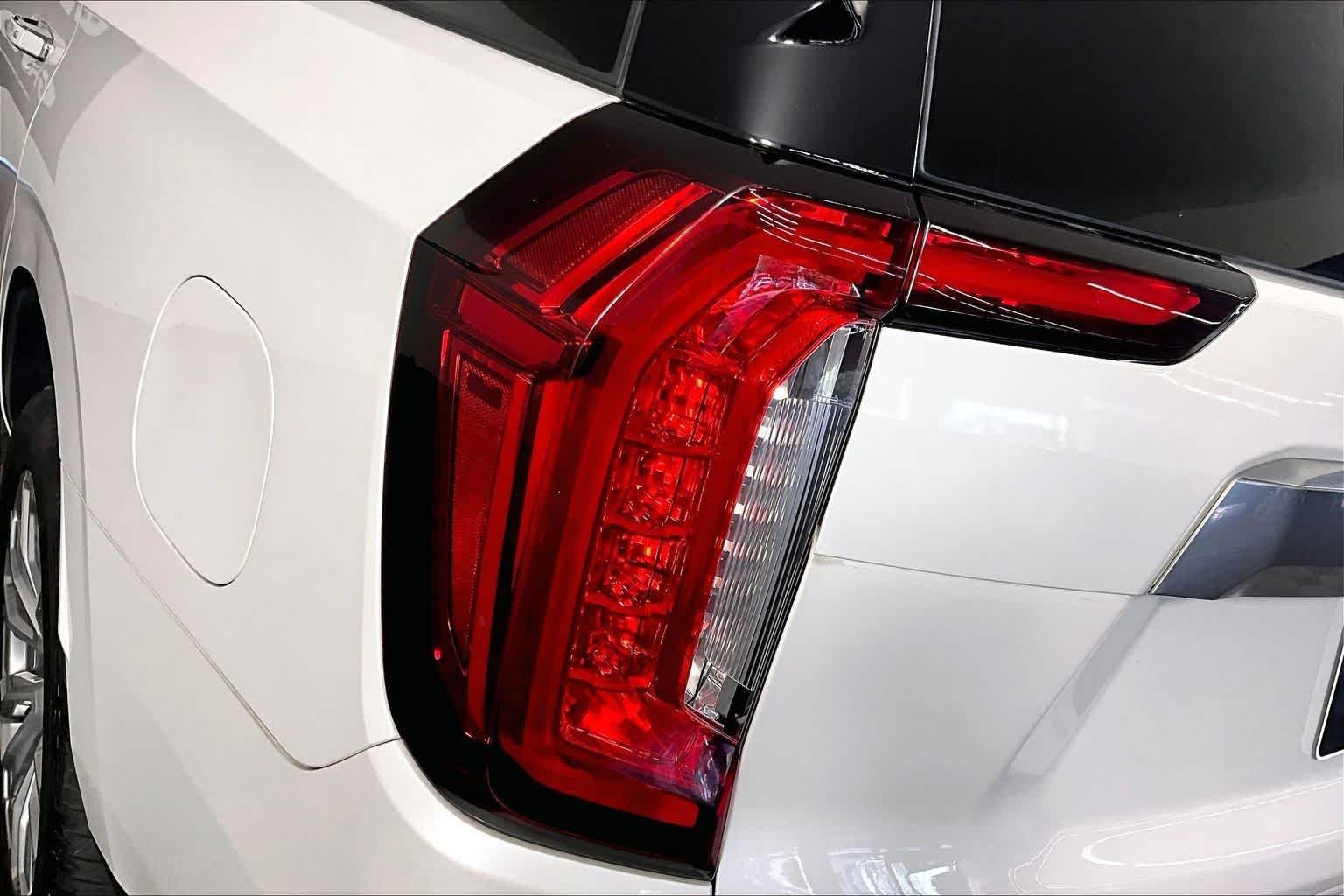 Used 2021 White Frost Tricoat GMC Denali image 27
